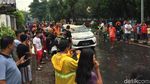 Penampakan Mobil yang Ringsek Ditimpa Pohon Tumbang di Jatinegara