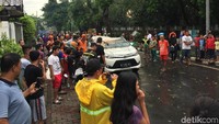 Petugas akan menderek kedua mobil ini dari lokasi agar jalan Jatinegara Kaum kembali bisa dilintasi kendaraaan.