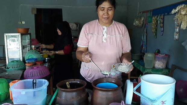 Yahmini, salah satu penjual dawet cendol di dekat Candi Wonorejo. (Foto: Sugeng Harianto)