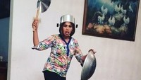 Lagi siap-siap mau masak nih kayaknya. Panci, penggorengan dan saringan minyak sudah siap dipakai masak. Foto: instagram @elysugigi_real