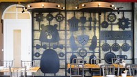 Semua interiornya berbentuk bagian-bagian yang ada pada sebuah jam dengan warna hitam. Penggunaan lampunya juga membuat kesan artistik yang modern. Foto: Mr. Somchai Umnuaywerot