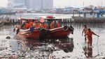 Potret Kerja Keras Petugas Bersihkan Lautan Sampah di Teluk Jakarta