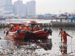 PR Anies-Sandi, Sampah di Teluk Jakarta-Busa di BKT Marunda