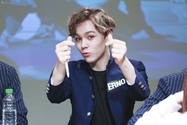 Si Ganteng Vernon dari grup K-pop Seventeen, melakukan gaya finger heart yang membuat para penggemarnya meleleh. Foto: istimewa
