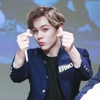 Si Ganteng Vernon dari grup K-pop Seventeen, melakukan gaya finger heart yang membuat para penggemarnya meleleh. Foto: istimewa