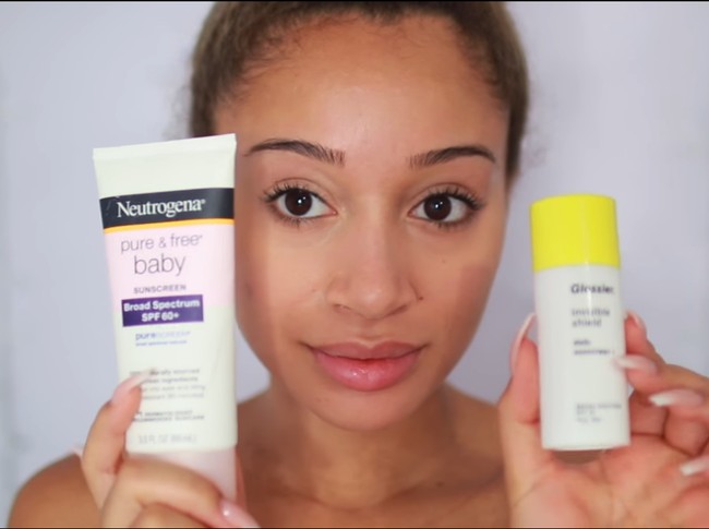 Tidak ada alasan untuk kamu lupa menggunakan sunscreen. Produk ini akan melindungi kulit wajah agar tidak semakin menghitam akibat sinar matahari. Foto: Screenshot YouTube