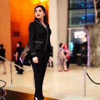 Tampil formal serba hitam saat berada di Hotel Marina Bay Sands, Ashanty yang kini sibuk mengelola restoran Dapur Asix melengkapi gayanya dengan tas Hermes Kelly seharga Rp 250 jutaan. Foto: Instagram