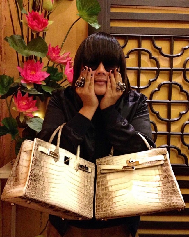 Ibu dan anak asal Thailand ini pun memiliki koleksi tas Hermes Birkin  dan Kelly seri Himalayan Nilo Crocodile yang harganya bisa mencapai Rp 2 miliar. Foto: Instagram/peepy_and_mother_lee