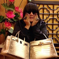 Ibu dan anak asal Thailand ini pun memiliki koleksi tas Hermes Birkin  dan Kelly seri Himalayan Nilo Crocodile yang harganya bisa mencapai Rp 2 miliar. Foto: Instagram/peepy_and_mother_lee