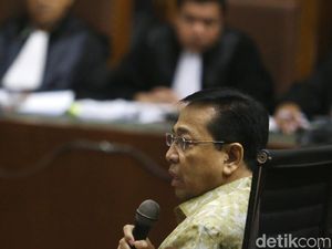 Novanto Cerita soal Ponakannya Antar Bungkusan Duit ke DPR