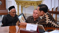 Jokowi mengatakan akan mengupayakannya dan berkoordinasi dengan Menteri Agama. Sambil menunggu kepastian keberangkatan haji, Jokowi menawari Nyak Sandang menunaikan umrah.Mengingat haji kan ada antreannya, nanti saya bicarakan dengan Menteri Agama, kata Jokowi. (Foto: Laily Rachev-Biro Pers Serpres)