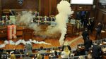 Foto: Saat Sidang Parlemen Bubar Gara-gara Gas Air Mata