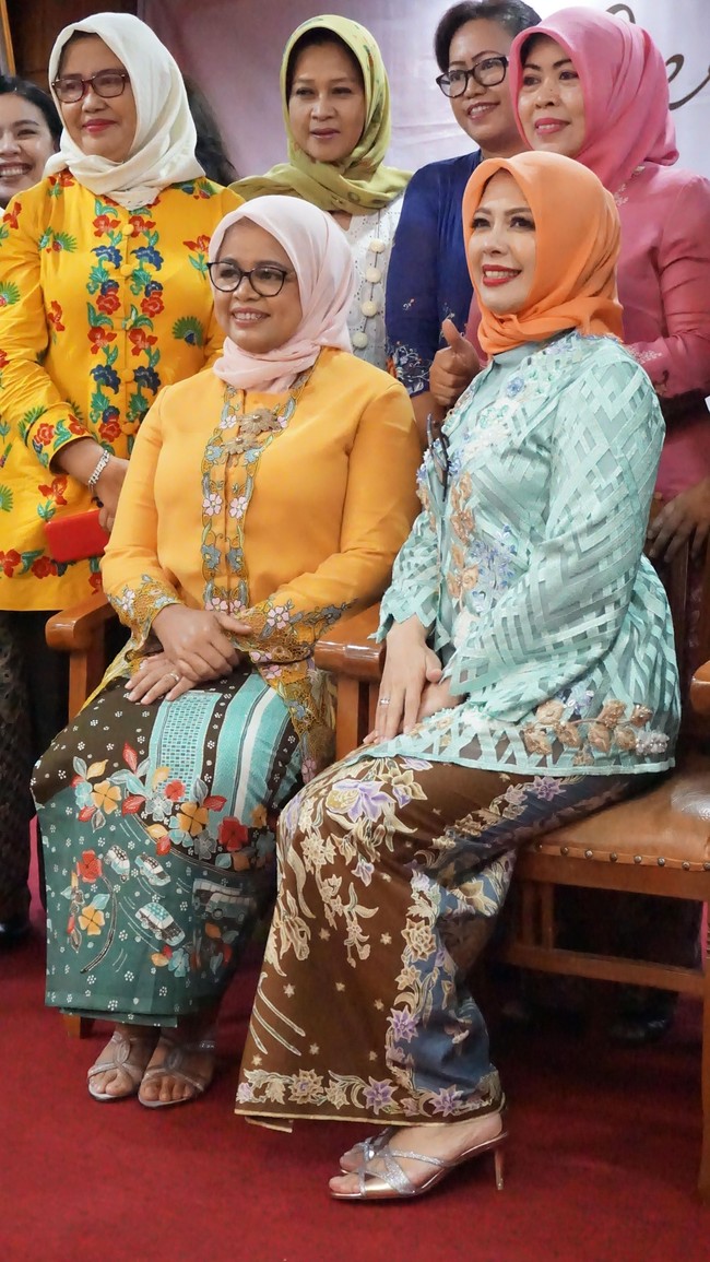 DKI Jakarta memiliki motif batik yang variatif, mulai dari ondel-ondel, kembang kelapa , hingga bangunan ikonis seperti Monas. Kalau saya sukanya yang ini, ujar Fery sambil menunjukkan gambar penari Topeng Betawi di kebayanya. Foto: Daniel/Wolipop