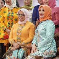 DKI Jakarta memiliki motif batik yang variatif, mulai dari ondel-ondel, kembang kelapa , hingga bangunan ikonis seperti Monas. Kalau saya sukanya yang ini, ujar Fery sambil menunjukkan gambar penari Topeng Betawi di kebayanya. Foto: Daniel/Wolipop