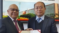 Penganugerahan gelar tersebut berlangsung di aula Guangdong University of Finance, Guangzhou, Selasa (20/3) dan langsung disampaikan sendiri oleh Rektor Prof. Yong Heming disaksikan Direktur  Kerjasama Internasional Prof. Liu Peifu, dan pimpinan universitas lainnya serta sekitar seratus mahasiswa kampus ternama di bidang keuangan tersebut. Istimewa.
