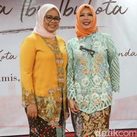 Istri Gubernur DKI Jakarta Anies Baswedan, Fery Farhati Baswedan, beserta istri Wakil Gubernur Sandiaga Uno, Nur Asia Uno, menjadi pembicara di talkshow ‘Cerita Ibu Ibukota’ di Gedung Dinas Teknis, Jakarta Pusat, Kamis (22/3/2018). Foto: Daniel/Wolipop