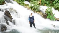 Foto: Traveler bisa berfoto-foto sambil main air sampai puas di air terjun ini. Pemandangannya oke punya! (Wahyu/detikTravel)
