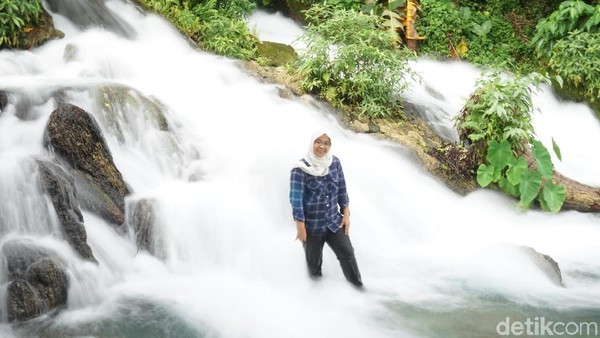 Foto: Traveler bisa berfoto-foto sambil main air sampai puas di air terjun ini. Pemandangannya oke punya! (Wahyu/detikTravel)