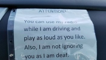 Kalau ini sang sopir memberi pengumuman karena dia tak bisa mendengar, penumpang bisa mendengar musik sekencangnya. Foto: imgur