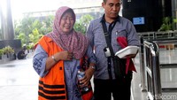 Begini ekspresi Panitera Pengadilan Negeri (PN) Tangerang Tuti Atika yang menangis saat akan diperiksa KPK, Kamis (22/3/2018).