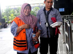 Diperiksa KPK, Panitera PN Tangerang Menangis Sesenggukan