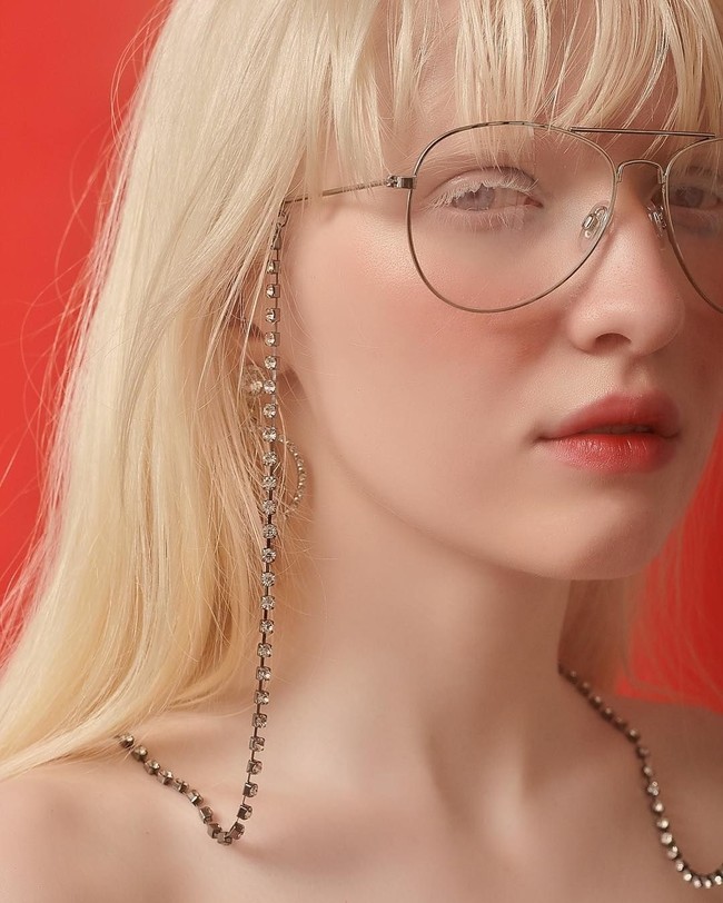 Meskipun lahir dengan kelainan, Nastya mencoba berusaha untuk tampil dan membuat kekuranganya menjadi sebuah kelebihan. Foto: Instagram