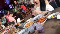 Seafood juga jadi salah satu makanan favorit Lucinta. Ada cumi, udang, dan ikan goreng. Ngomong-ngomong, Lucinta lagi sibuk ngechat Mike Lewis ya? Foto: Instagram @lucintaluna