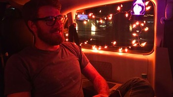 Si sopir niat mendekorasi mobilnya ala Haloween. Foto: imgur