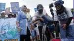 Tolak Swastanisasi Air, Massa Mandi di Balai Kota