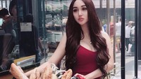 Selain ngopi, Lucinta pernah berpose imut sambil mendorong sepeda berisi keranjang roti dengan dress merah cerah yang dikenakannya. Foto: Instagram @lucintaluna