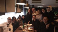Suka kumpul dan makan bersama. Andhika dan Ussy terlihat sedang berkumpul dengan teman serta kerabat di salah satu restoran.Foto: Instagram @andhiikapratama