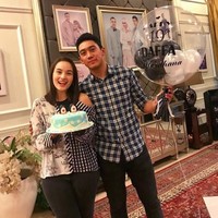 Setelah Chelsea Islan, giliran Daffa Wardhana yang untuk pertamakalinya memamerkan momen mesranya dengan bintang film Ayat-ayat Cinta 2 itu. Dia mengunggah foto dengan Chelsea tepat di perayaan ulang tahunnya pada November 2017. To the woman who never fails to make me smile and feels very special, Thankyou so much to my one and only, i really appreciate for all the things you’ve done for me. To many more birthdays to come to be spent together, I will always love you to the fullest 🙏🏼❤️,” tulis putra semata wayang artis Marini Zumarnis itu. Foto: Instagram chelsea islan dan daffa wardhana
