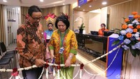Kepala Kantor Operasional Mandiri Inhealth Jakarta Tunggul Yogi Hernowo (kedua kiri) bersama CEO RS Premier Jatinegara dr. Sri Wuryati Handayani (kiri) melayani peserta asuransi Mandiri Inhealth pada pembukaan konter Mandiri Inhealth di RS Premier Jatinegara, Rabu (21/3).