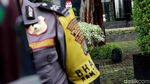 Penampakan Koper Hitam Mencurigakan di depan KPK