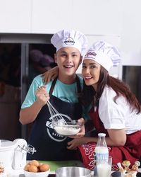 Menguak 6 Kisah Cinta Ussy Sulistiawaty 