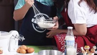  Andhika dan Ussy lagi apa ya? Kayaknya lagi mau masak kue. Wah kalau di rumah suka masak kue juga nggak ya?Foto: Instagram @andhiikapratama