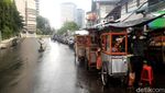 Duh! Pembatas Jalan di Kawasan Sudirman Jadi Meja Dadakan PKL