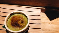 Matcha creme brulee juga terlihat menggoda dengan jejak karamel gosong di atasnya. Kamu suka creme brulee nggak nih? Foto: Instagram ayudiac