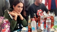 Ini saat makan di warung pinggir jalan bersama suami tercinta, Ahmad Dhani. Duh, Mas Dhaninya fokus banget ke makanannya. Foto: Instagram @all_about_mulanjameela