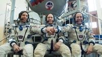 Drew Feustel dan Ricky Arnold dari NASA, sedangkan Oleg Artemyev dari Rusia.  (Foto: Dok. Gagarin Cosmonaut Training Center)
