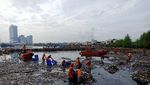 Potret Kerja Keras Petugas Bersihkan Lautan Sampah di Teluk Jakarta