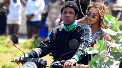 Seperti Dilan, Jay Z dan Beyonce Mesra Boncengan Naik Motor Klasik