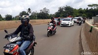 Dulu saat awal-awal ini dikerjakan, proyek ini menjadi salah satu sumber kemacetan di daerah Antasari menuju TB Simatupang dan Pasar Minggu. Sebab, jalan dibuat menyempit dan harus berputar terlebih dahulu. Namun, saat beberapa ruas flyover sudah bisa dilintasi, kemacetan mulai berkurang.