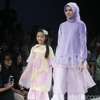 Fashion show karya delapan desainer lokal dengan mengangkat tema My Little Pony di Plaza Indonesia Fashion Week 2018, Jakarta. Rabu [21/3/2018]. [Foto: Mohammad Abduh/Wolipop]