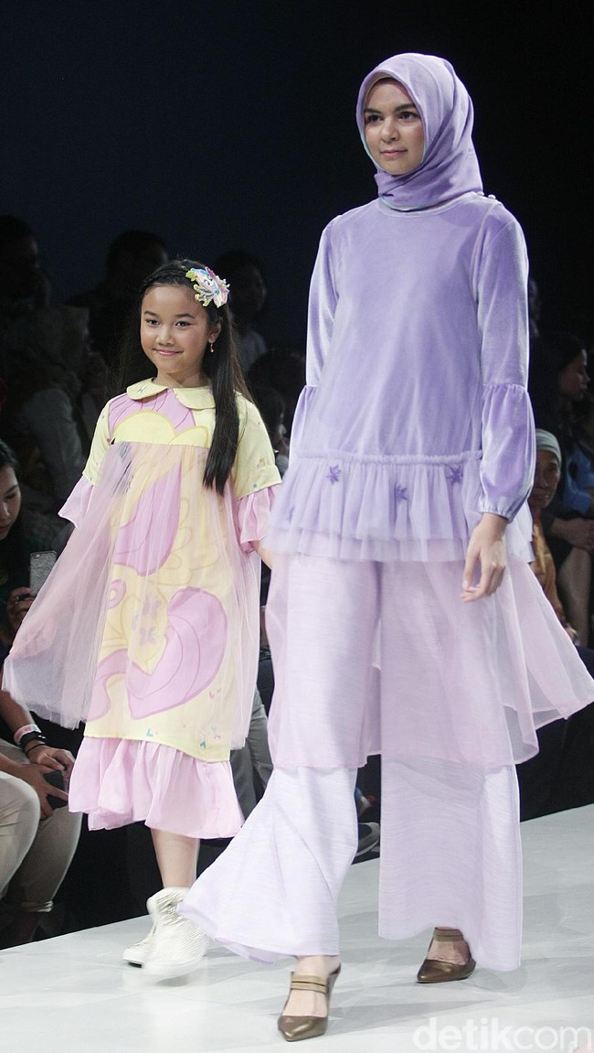Fashion show karya delapan desainer lokal dengan mengangkat tema My Little Pony di Plaza Indonesia Fashion Week 2018, Jakarta. Rabu [21/3/2018]. [Foto: Mohammad Abduh/Wolipop]