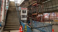 Dari area concourse (kumpulan orang di stasiun), ada empat buah tangga menuju area peron, yakni dua eskalator dan dua elevator/lift. Istimewa/Instagram MRT Jakarta.