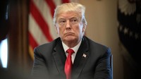 Trump Mungkin Hadiri Pembukaan Kedubes Baru AS di Yerusalem. Presiden Amerika Serikat (ADonald Trump mungkin akan menghadiri pembukaan Kedutaan Besar AS yang baru di Yerusalem. Pebukaan kedubes baru ini dilakukan usai AS mengakui Yerusalem sebagai ibu kota Israel.Dilansir Reuters, Rabu (2/5/2018), kemungkinan menghadiri pembukaan Kedubes baru AS di Yerusalem ini disampaikan Trump kepada wartawan di Gedung Putih, Selasa (1/5) waktu setempat. Rencananya, Kedubes AS di Yerusalem itu bakal resmi dibuka pada 14 Mei Foto: BBC World