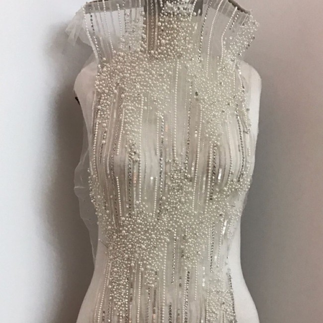 Gaun tersebut dibuat oleh desainer Christy Rilling dengan rumah modenya bernama Christy Rilling Studio juga kerap membuat busana selebriti untuk karpet merah. Foto: Instagram