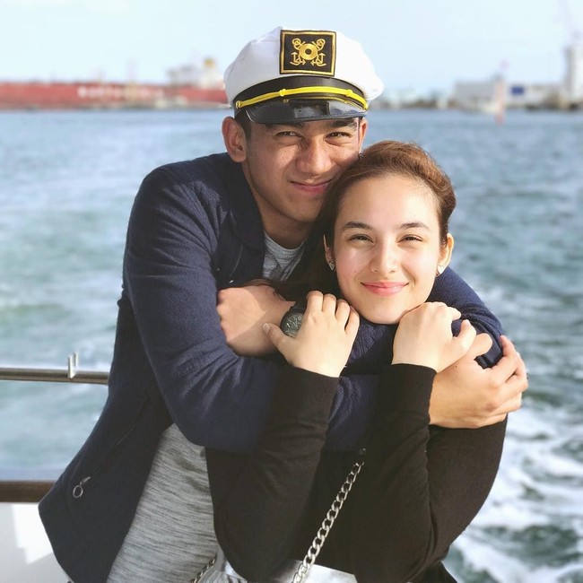 Pada hari ulang tahun Daffa, Chelsea pun memberikan ucapan selamat disertai kata-kata yang sungguh romantis. On this special day of yours, I would like to dedicate this sweet and memorable photograph of us. Happy Birthday to my other half! You are always in my prayers and I want the best for you in every aspect of your life. I love you Daffa Wardhana. May GOD be with you always. ❤️😇🐧,” tulis aktris yang populer lewat serial Tetangga Masa Gitu itu. Foto: Instagram chelsea islan dan daffa wardhana