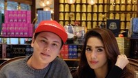 Masih terlihat awet muda, Andhika Pratama dan ussy terlihat sedang menikmati teh di salah satu kafe yang berada di Jakarta. Foto: Instagram @andhiikapratama